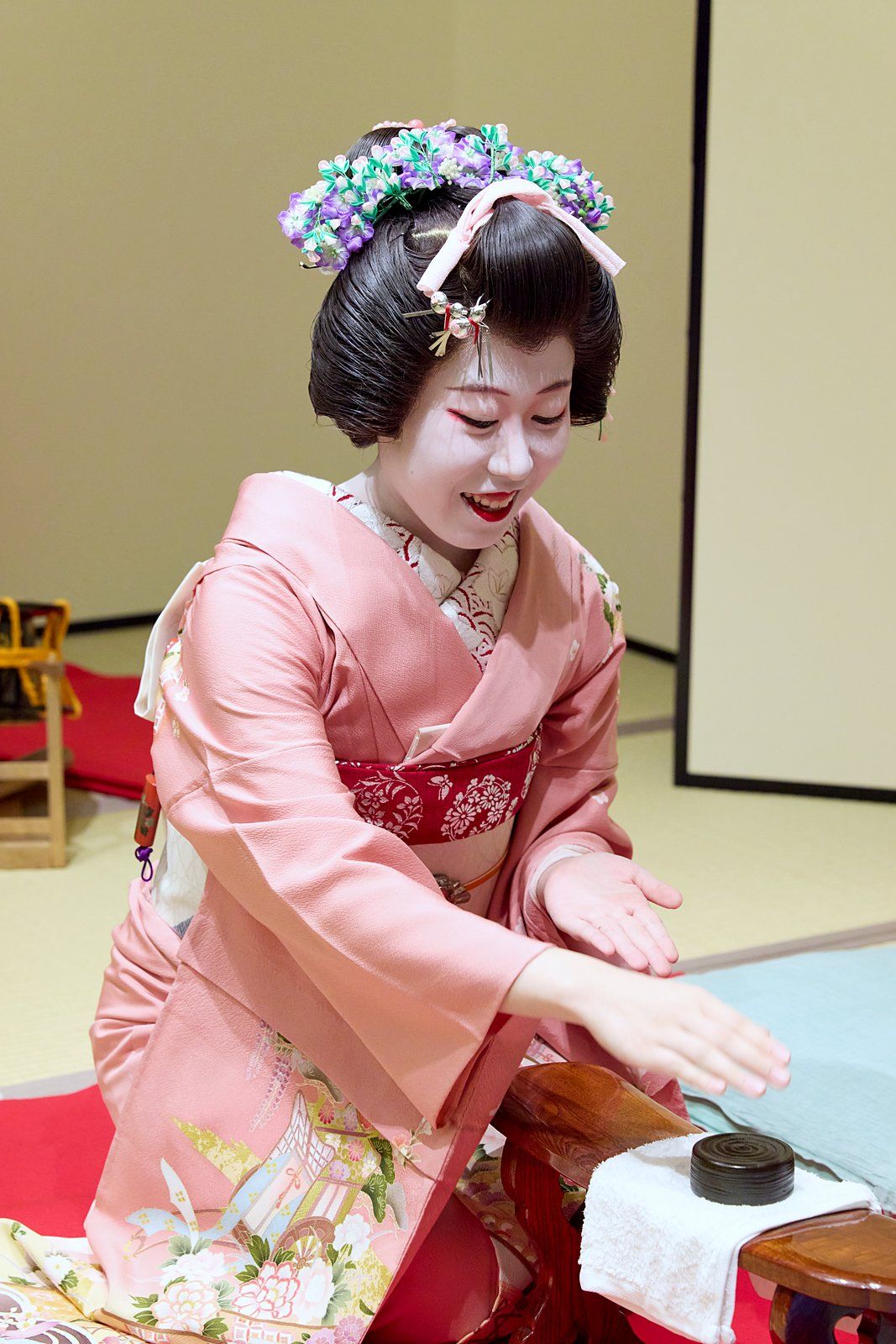 金毘羅船々で袴に手を伸ばす芸者