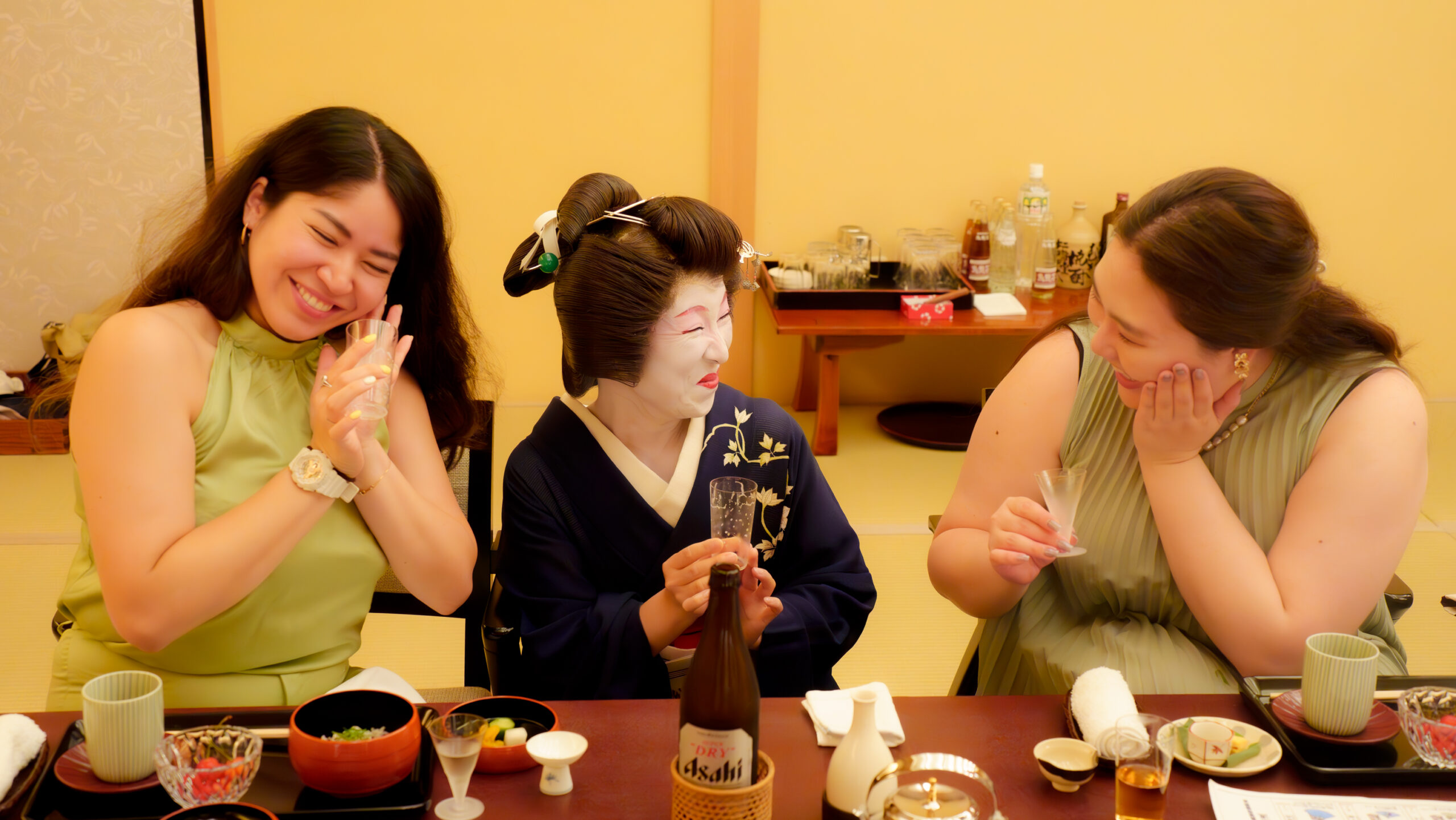 都鳥の会席料理とともに歓談を楽しむ場面
