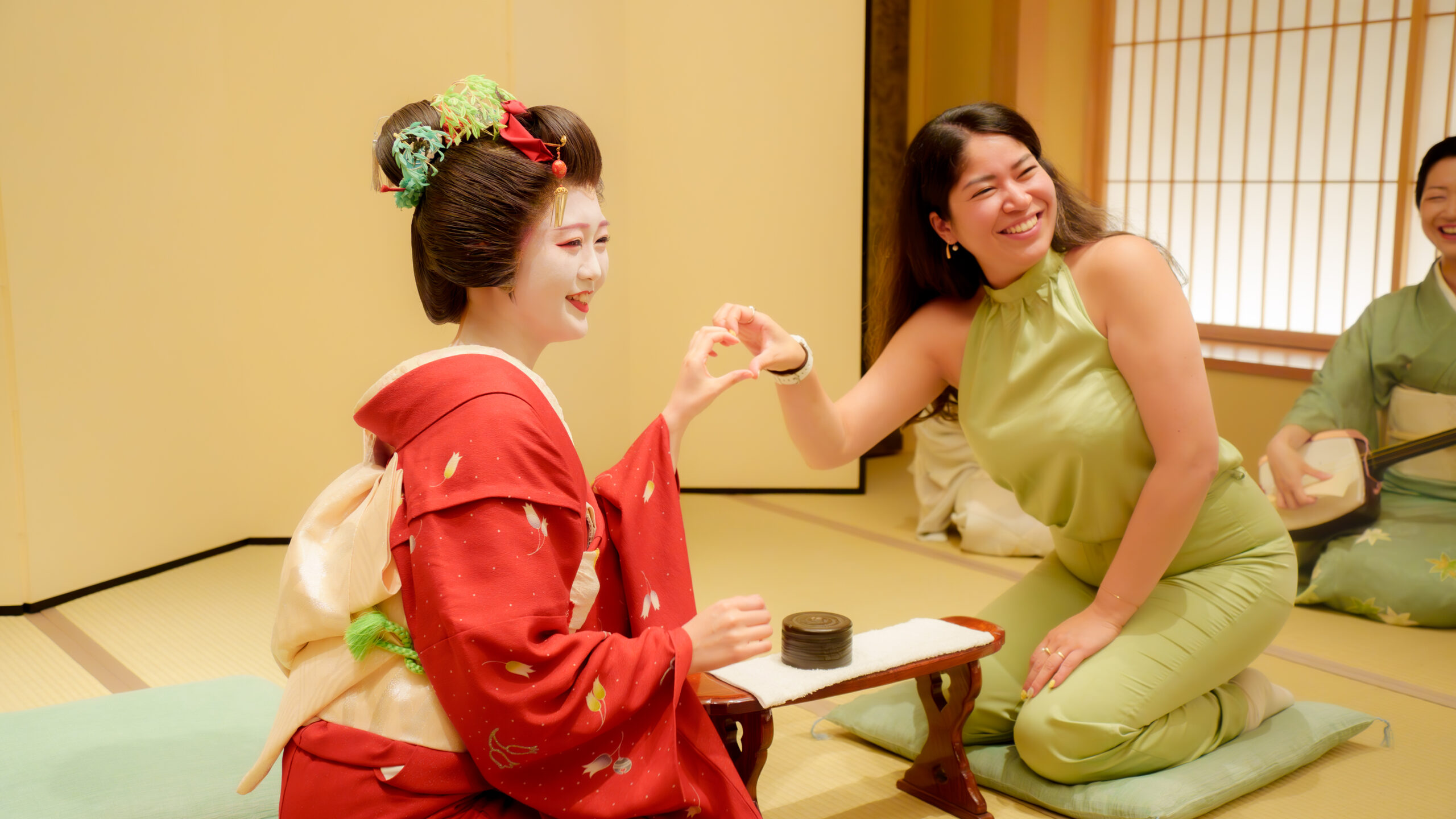 お客様と芸者さんがお座敷遊びを楽しむ場面