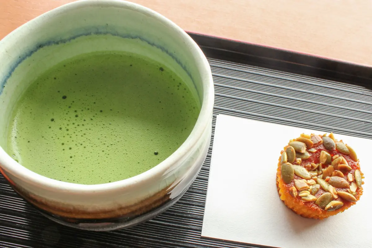 都鳥のお座敷茶屋で提供される抹茶と季節の和菓子