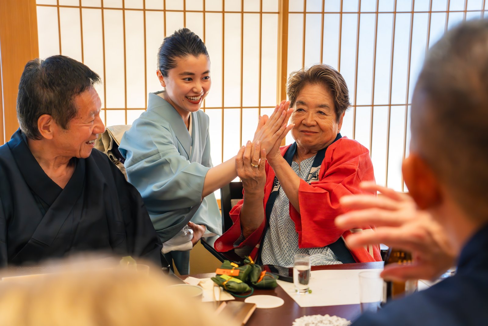 芸者衆とお座敷遊びを楽しむお客様
