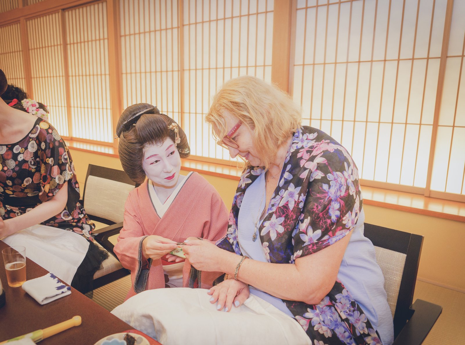 海外のお客様をもてなす芸者