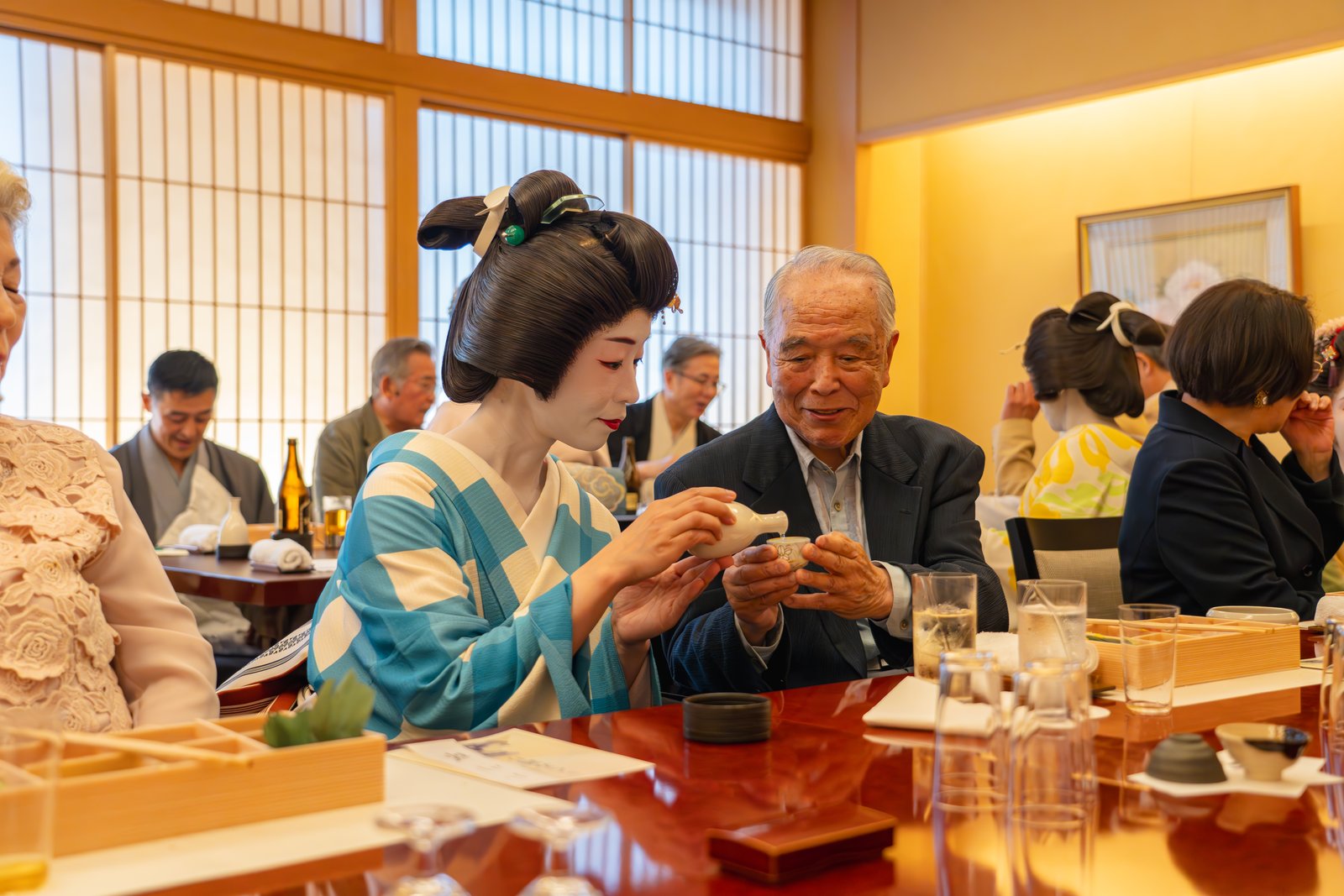 お客様にお酌をする芸者