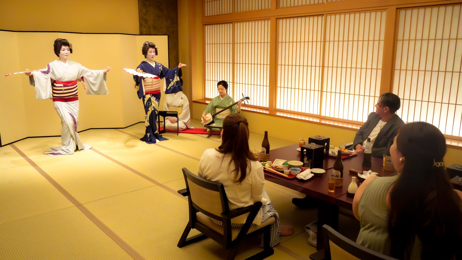 芸者衆の舞と三味線の演奏