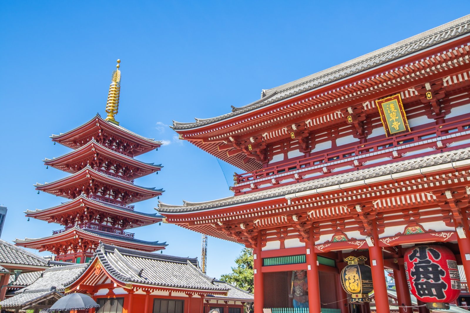 浅草寺の宝蔵門と五重塔（額に「浅草寺」）