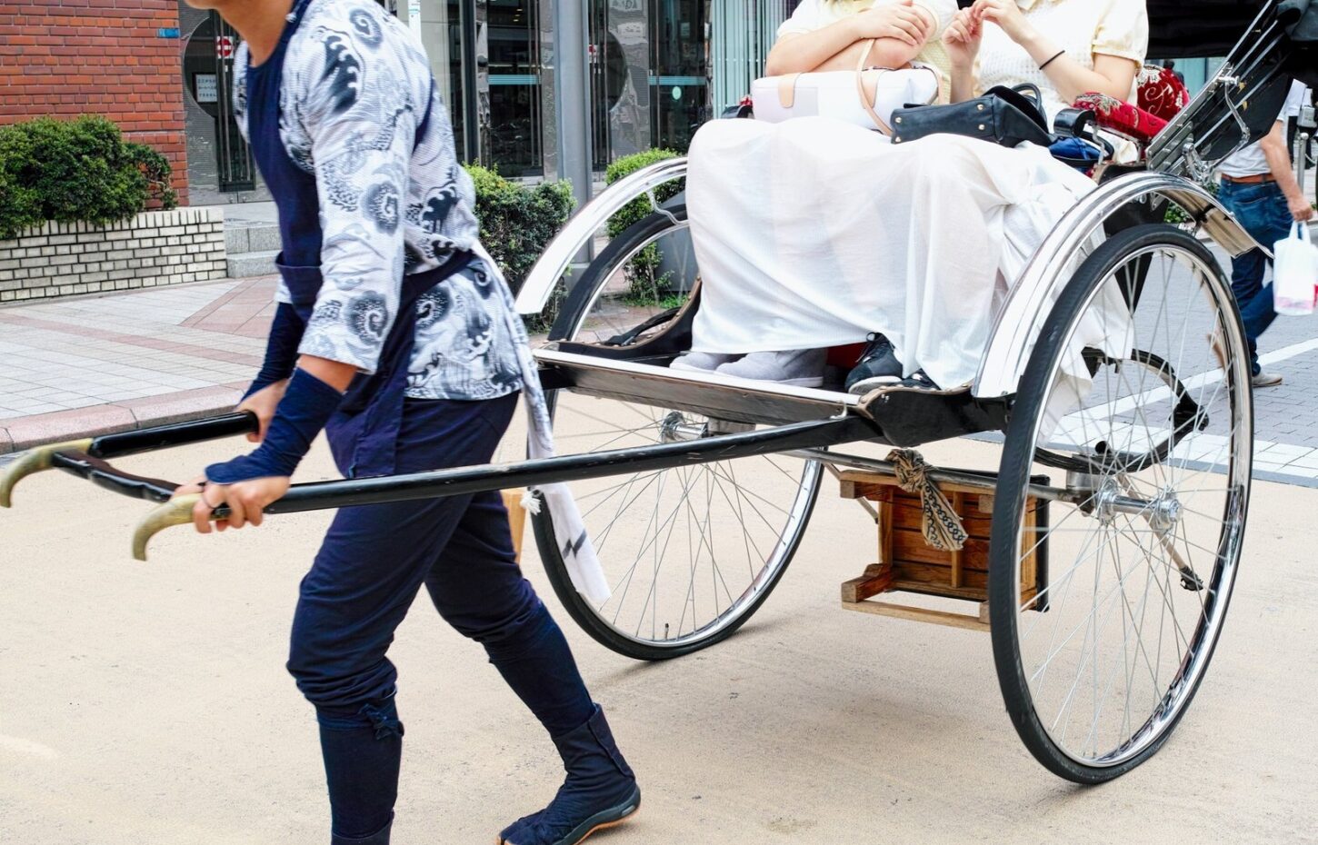 浅草の人力車。法被姿の車夫が客を乗せて走る