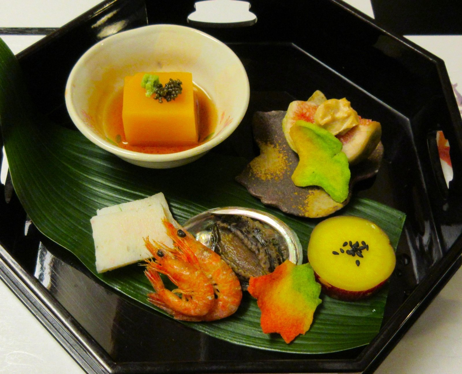 黒漆の折敷に盛られた八寸(卵豆腐・海老・鮑・いちじくの白和え) - 浅草 都鳥 黒漆の折敷に盛られた八寸(卵豆腐・海老・鮑・いちじくの白和え)