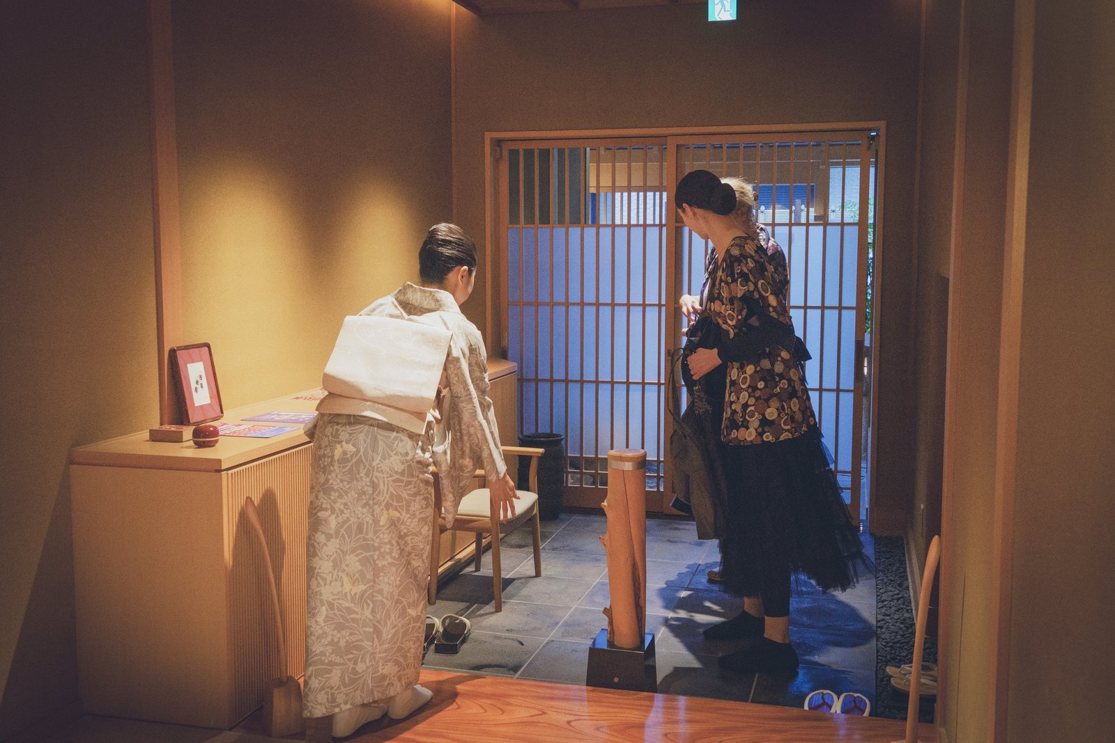 都鳥の玄関で、着物のスタッフがお客様をお迎えしている
