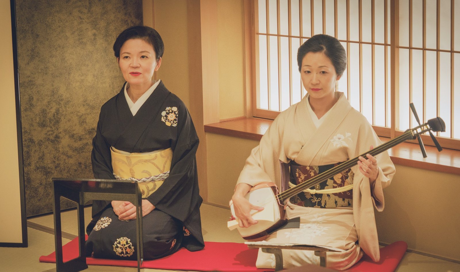 座敷で三味線を構える地方の芸者衆