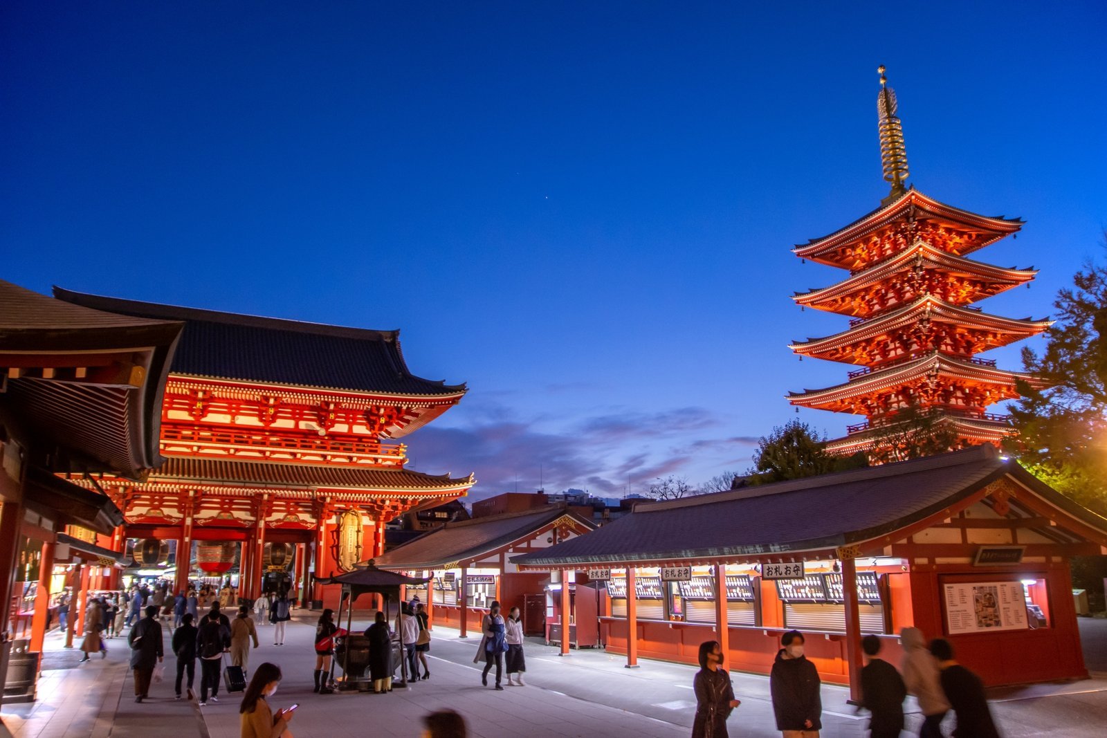 浅草寺の境内(宝蔵門と五重塔・広く平らな石畳) - 浅草 都鳥 浅草寺の境内(宝蔵門と五重塔・広く平らな石畳)