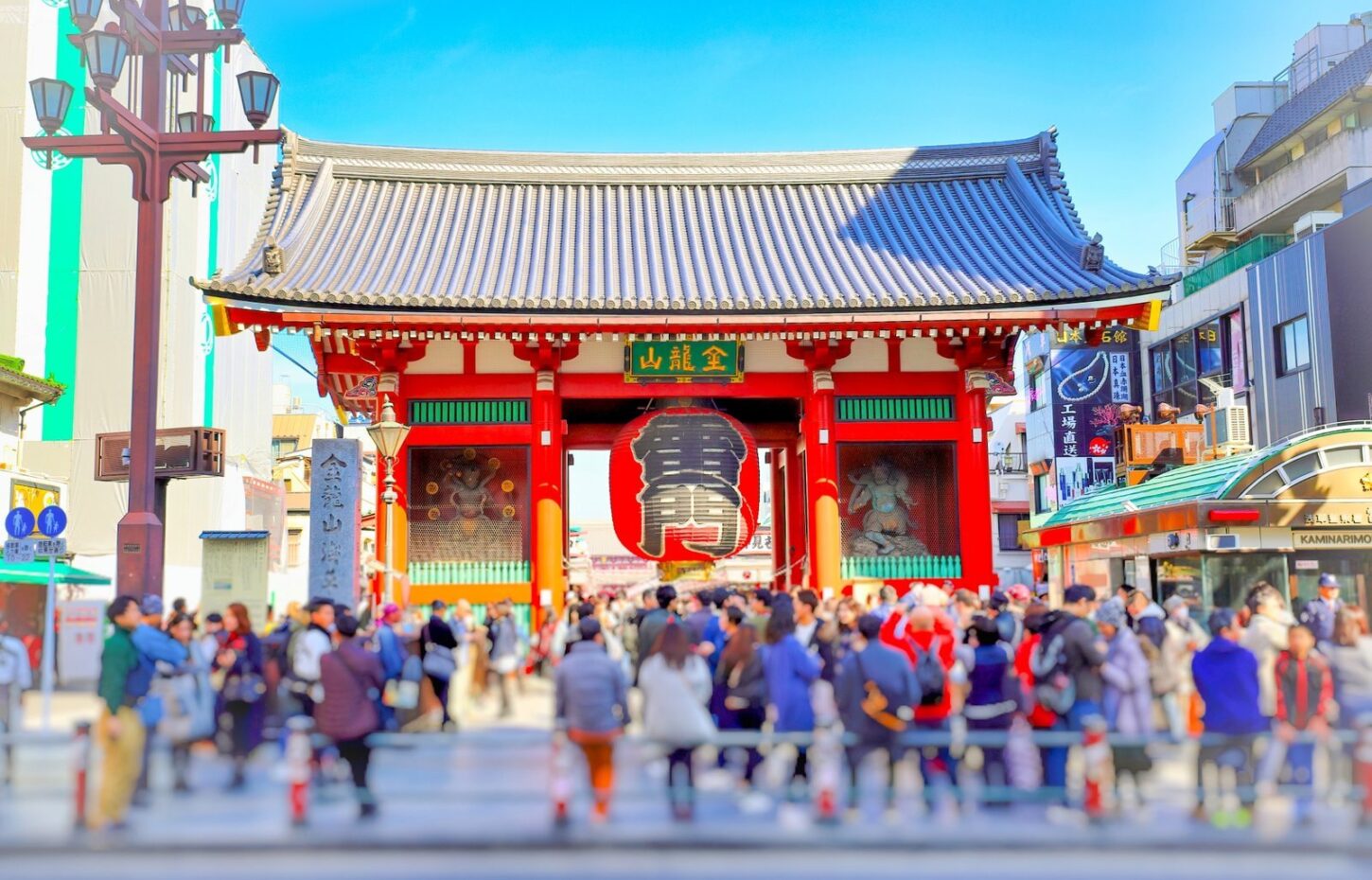 浅草寺の雷門と大提灯（門前は観光客で賑わう）