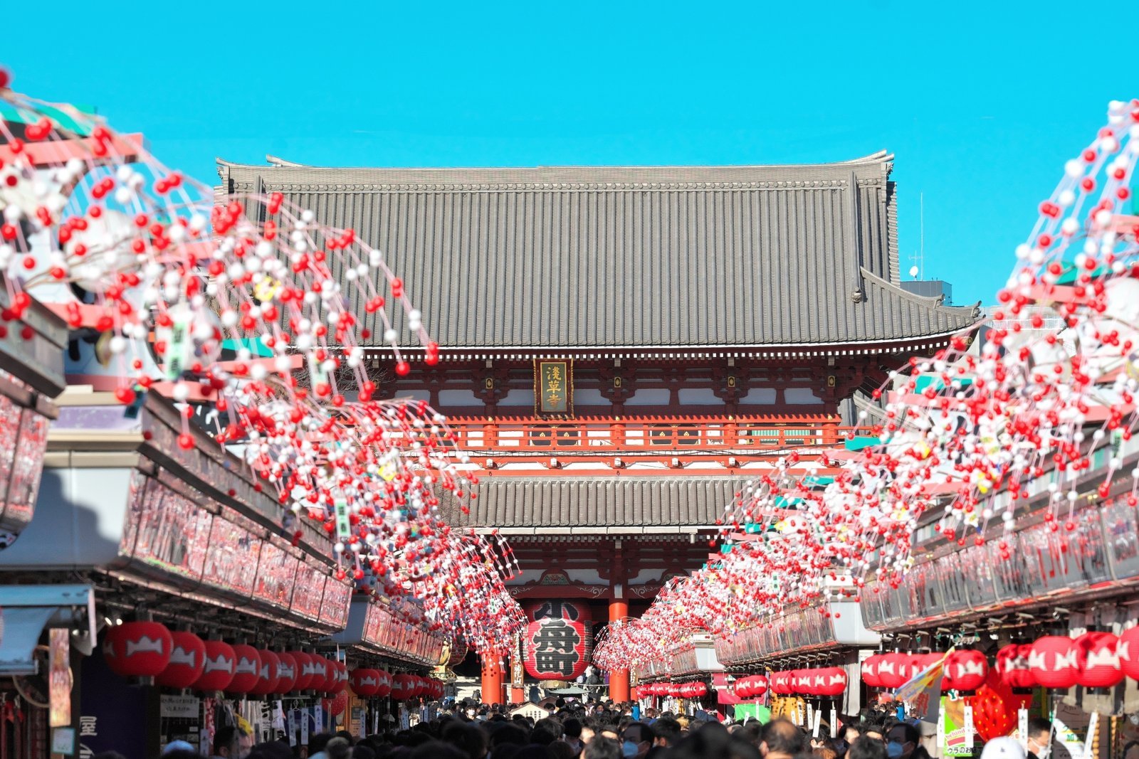 正月飾りの仲見世通りと宝蔵門（初詣の賑わい）
