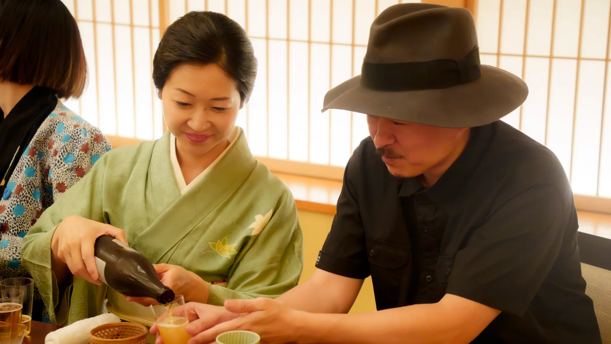 芸者さんがお飲み物を注ぎながら会話を楽しむ都鳥のご会食風景