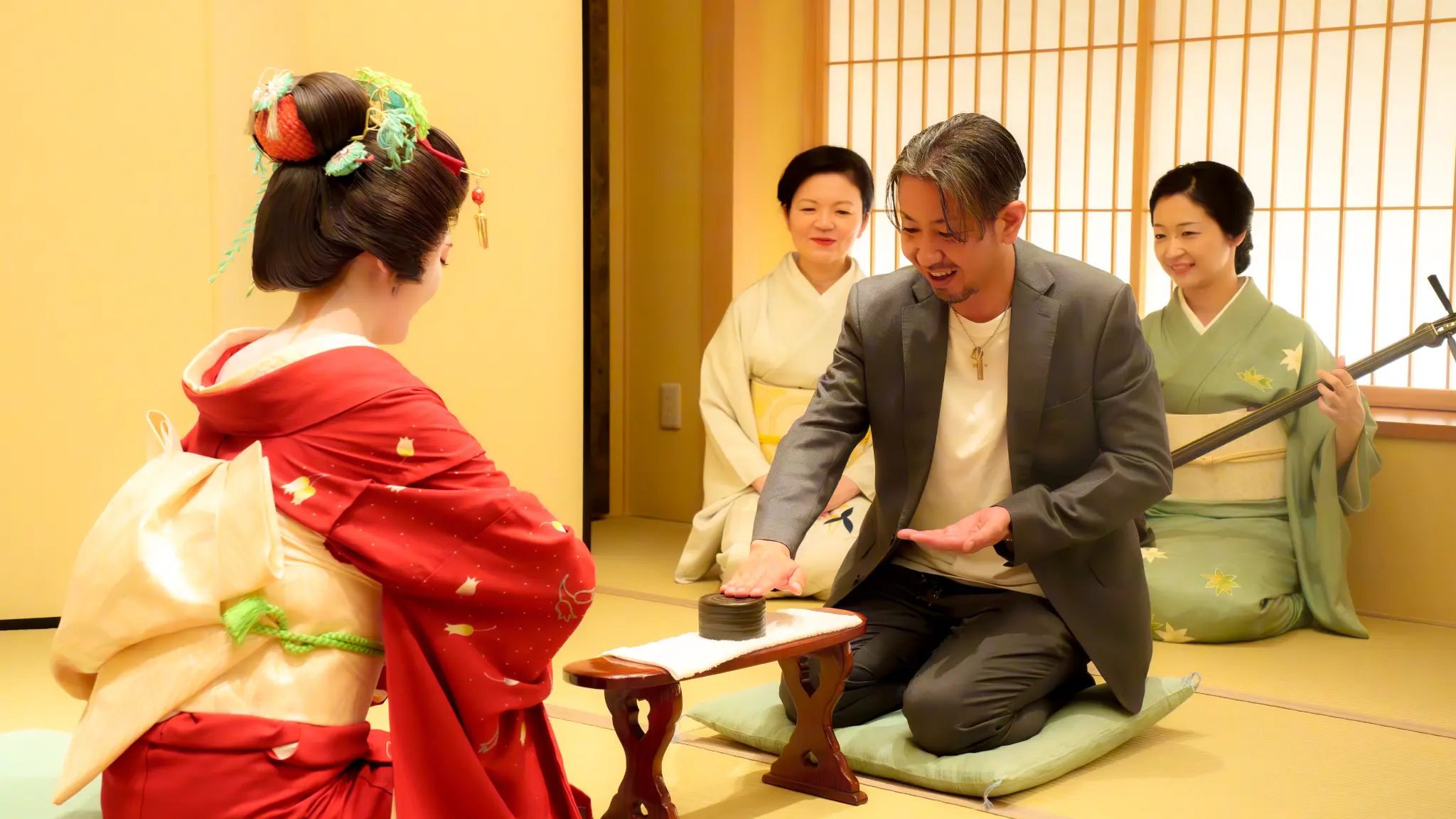 お客様が芸者さんとお座敷遊びを楽しむ都鳥の体験風景