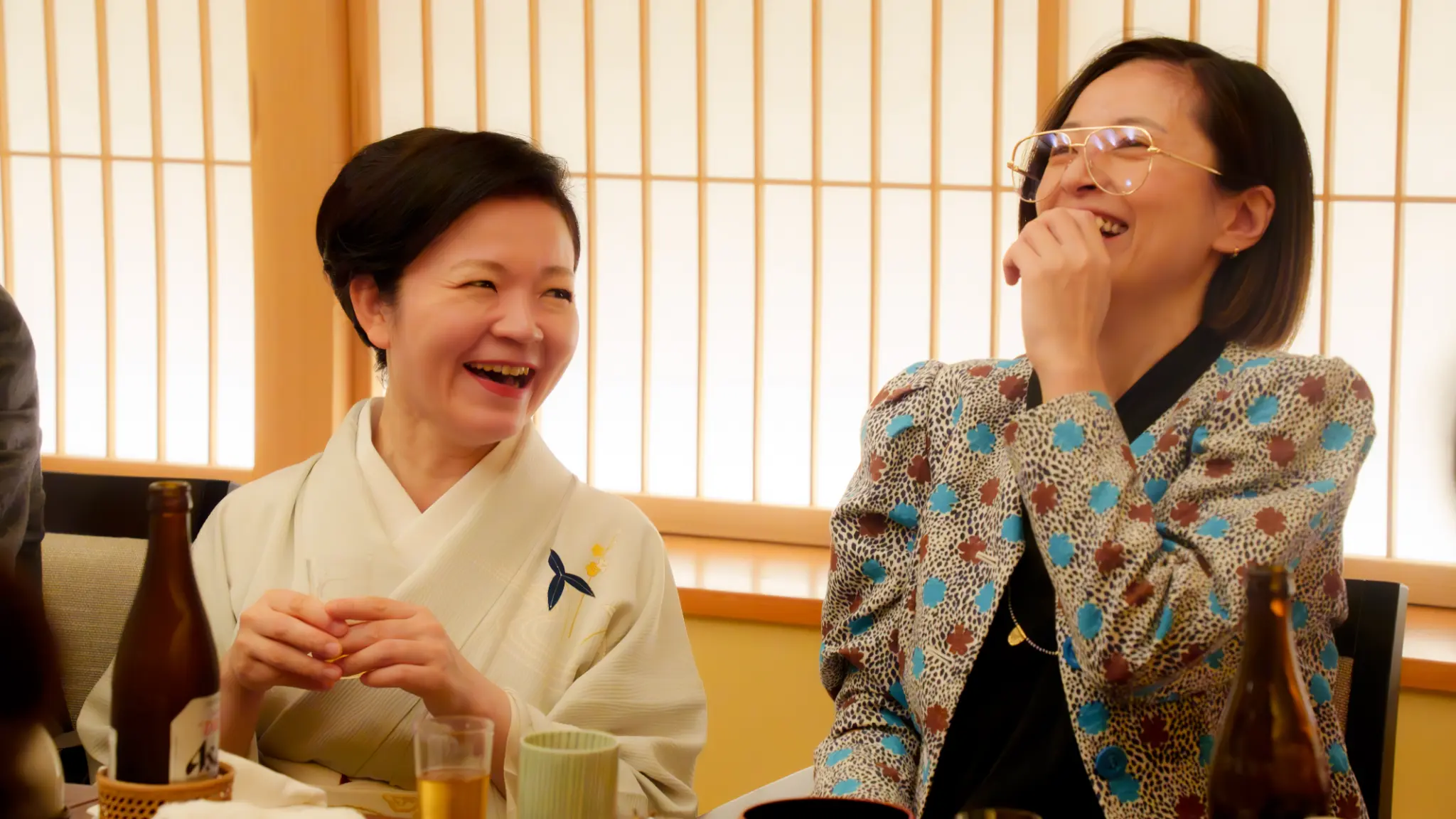 笑顔で過ごす都鳥のお客様と芸者さん