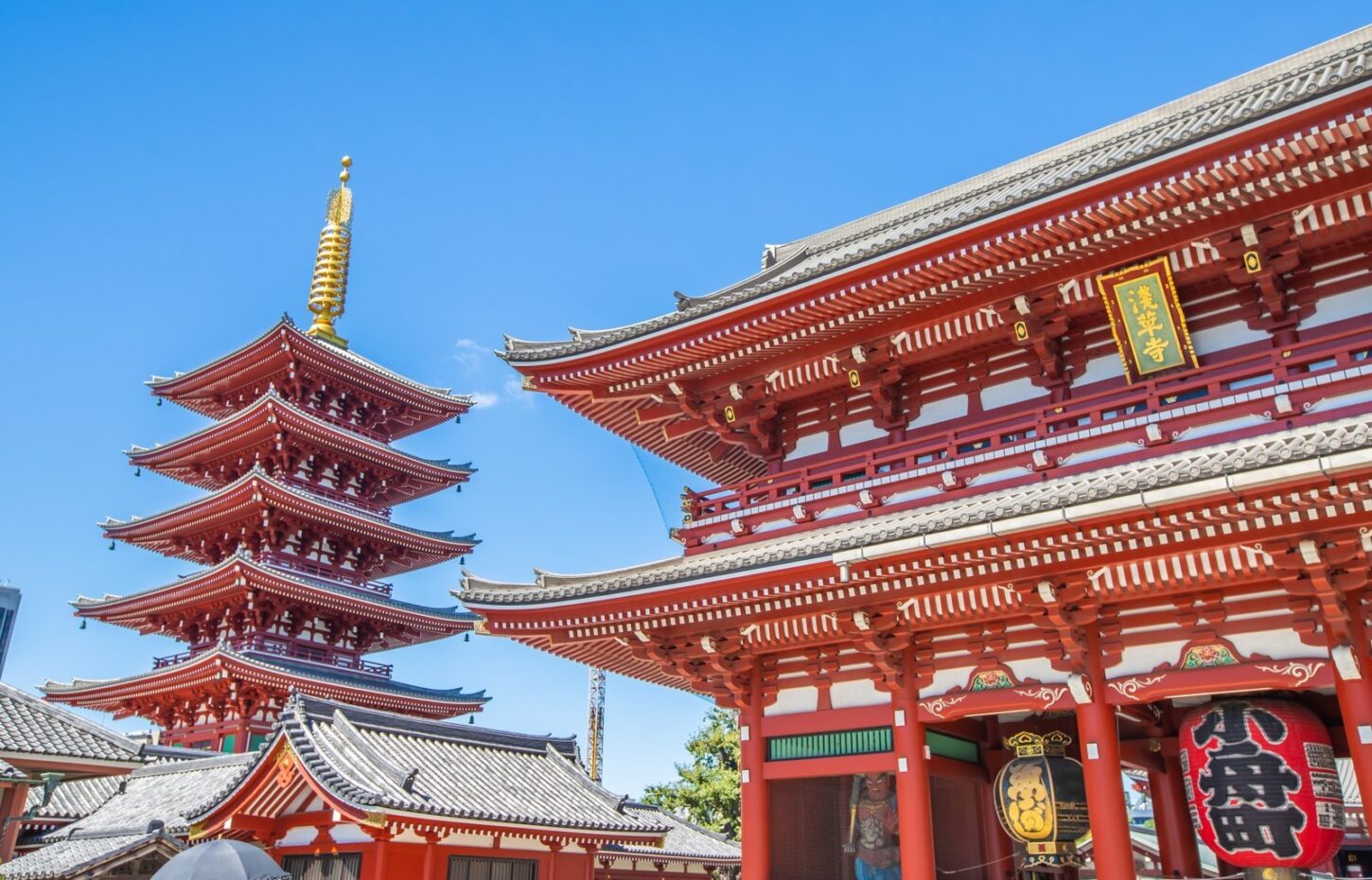 浅草寺の宝蔵門と五重塔（青空）