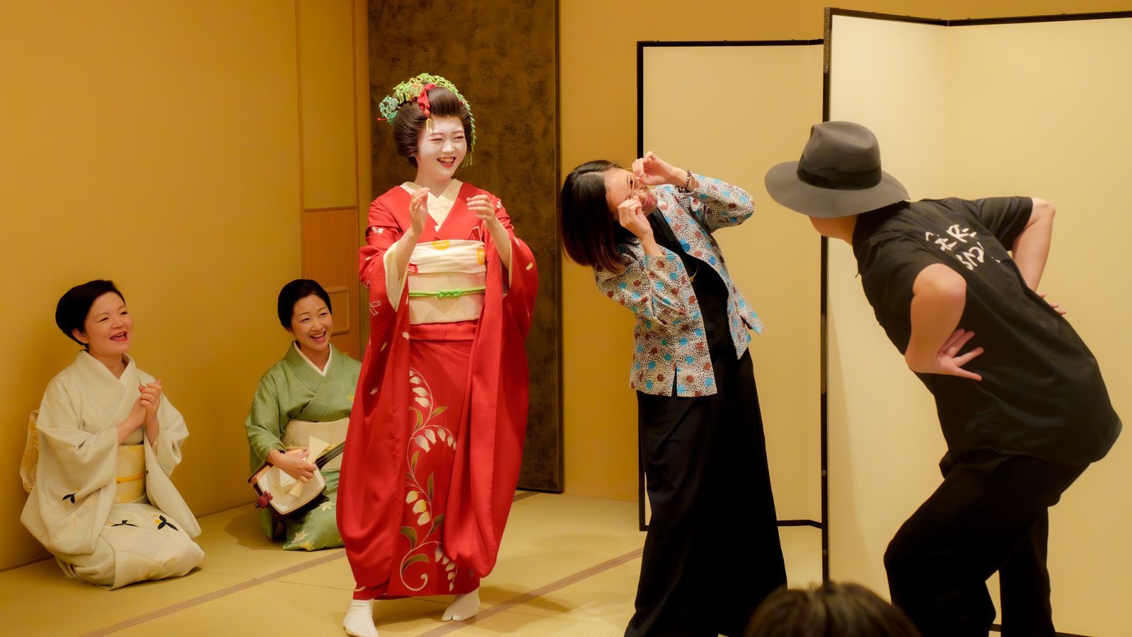 屏風から出た瞬間、芸者衆とお客様が笑い合う座敷 - 浅草 都鳥 屏風から出た瞬間、芸者衆とお客様が笑い合う座敷