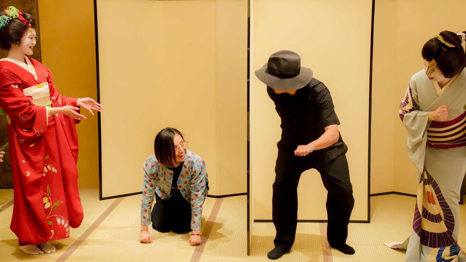 屏風を挟んで別々のポーズを決めるお客様2名と、両脇で見守る芸者2名 - 浅草 都鳥 屏風を挟んで別々のポーズを決めるお客様2名と、両脇で見守る芸者2名