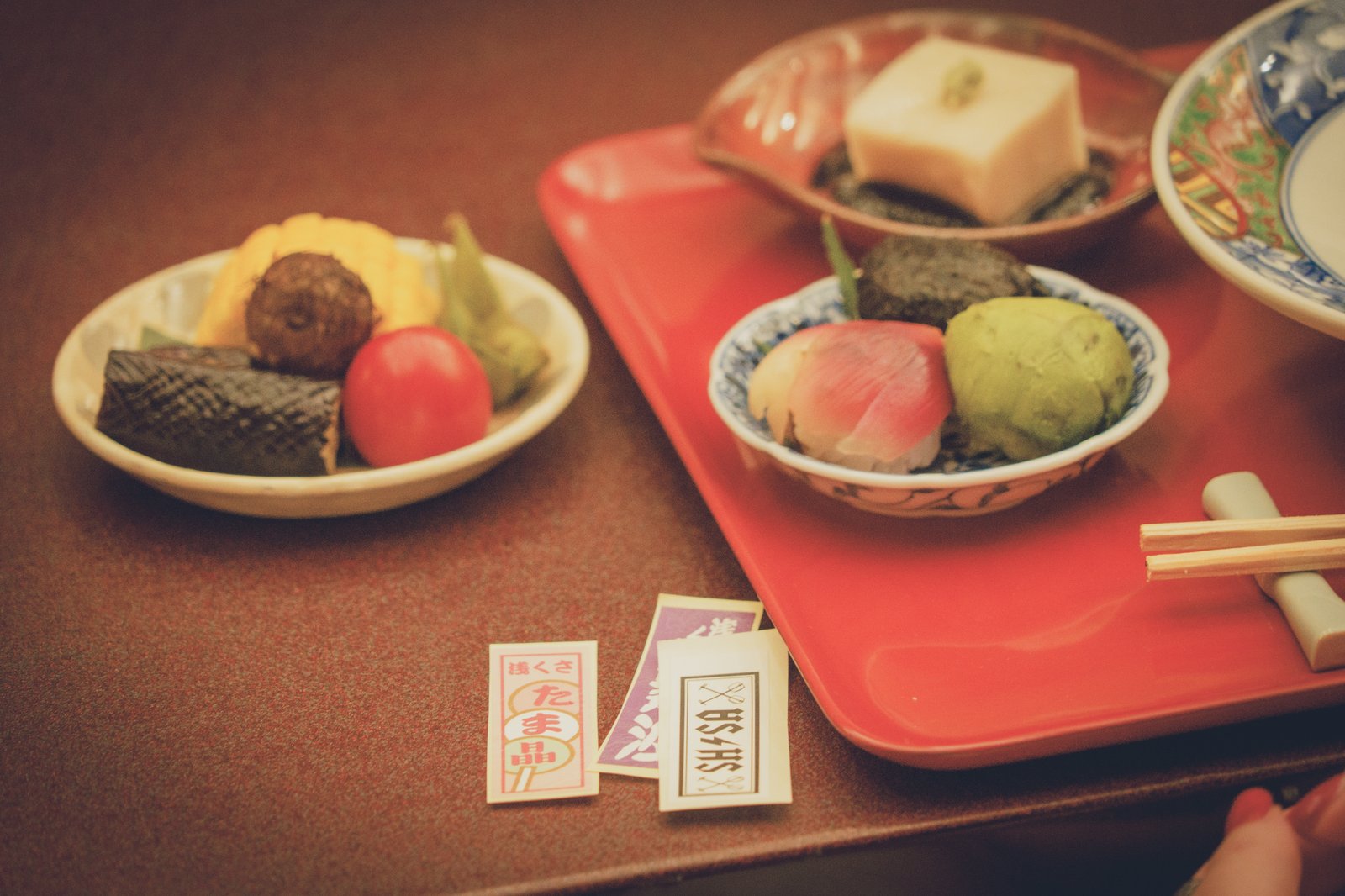 都鳥の会席料理。朱塗りの膳に前菜と八寸が並ぶ