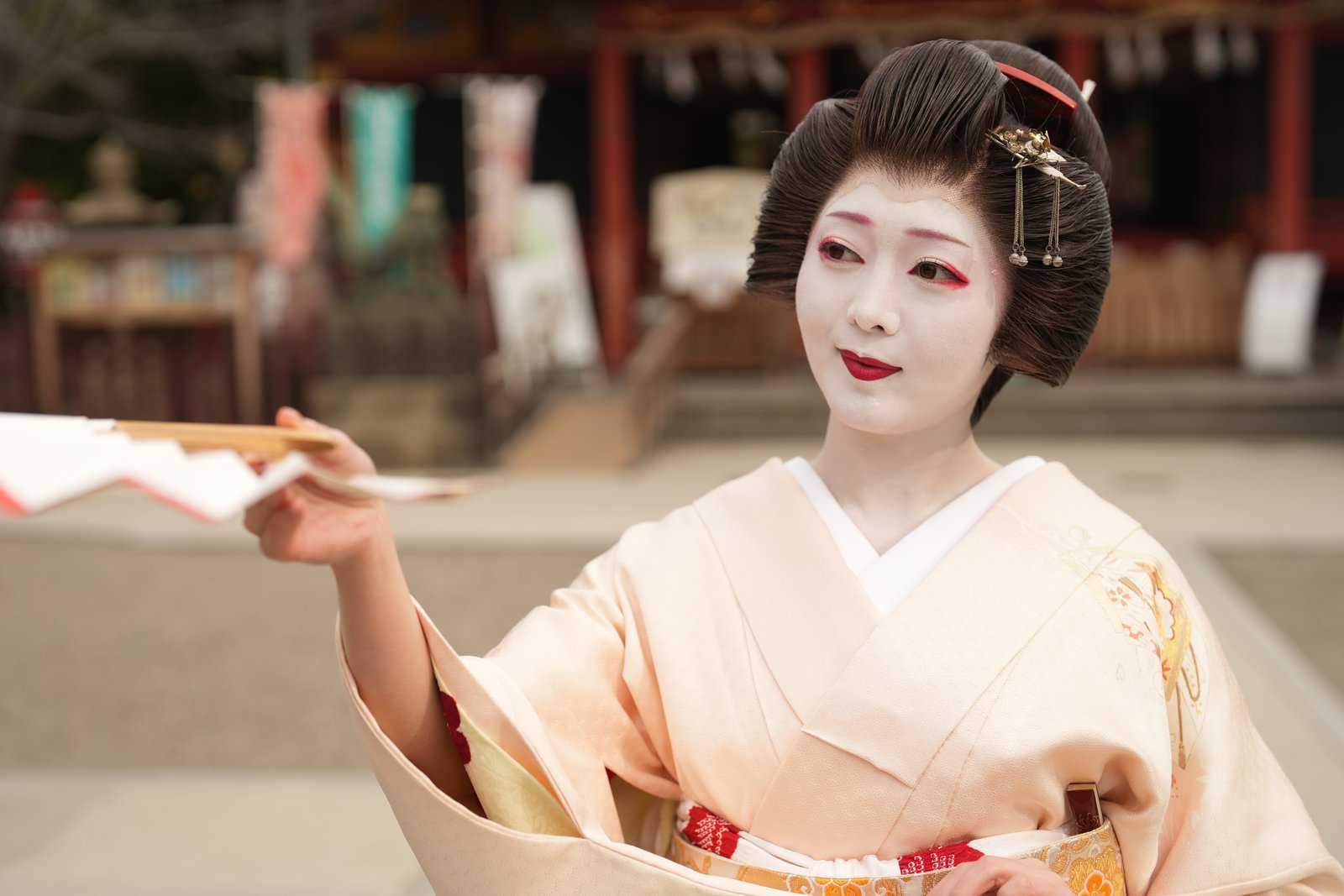 扇の舞(昼の光) 扇を手に舞う芸者。屋外の昼の光のなかで、日本舞踊の姿勢をとっている