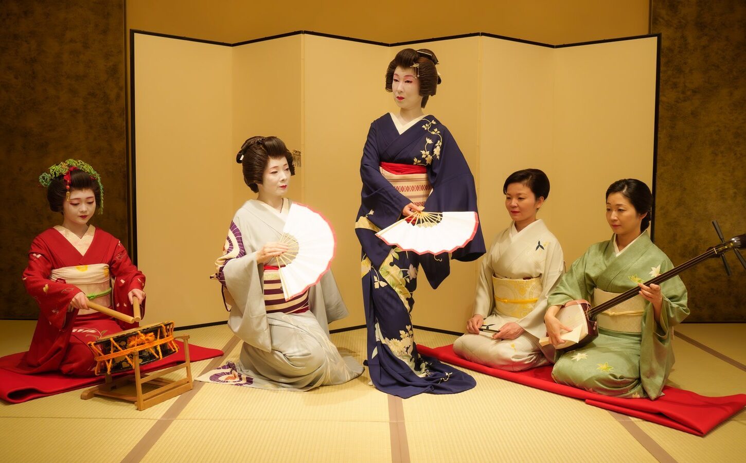 三味線の地方と踊る立方の芸者衆がお座敷で舞う