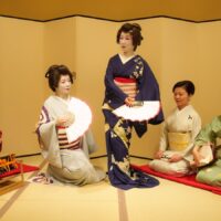 三味線の地方と踊る立方の芸者衆がお座敷で舞う