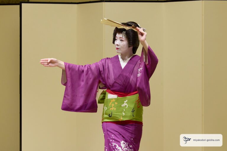 扇を頭上にかざす舞の所作