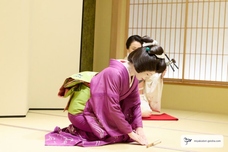 舞の終わりに手をついてお辞儀する芸者