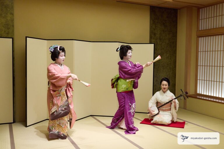 二人の芸者の舞と、唄いながら三味線を弾く地方