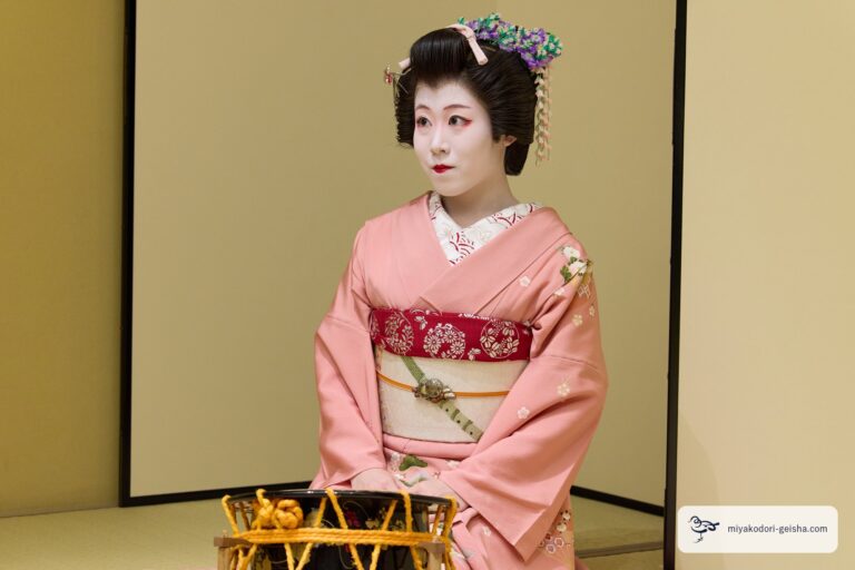 太鼓の前に座る芸者