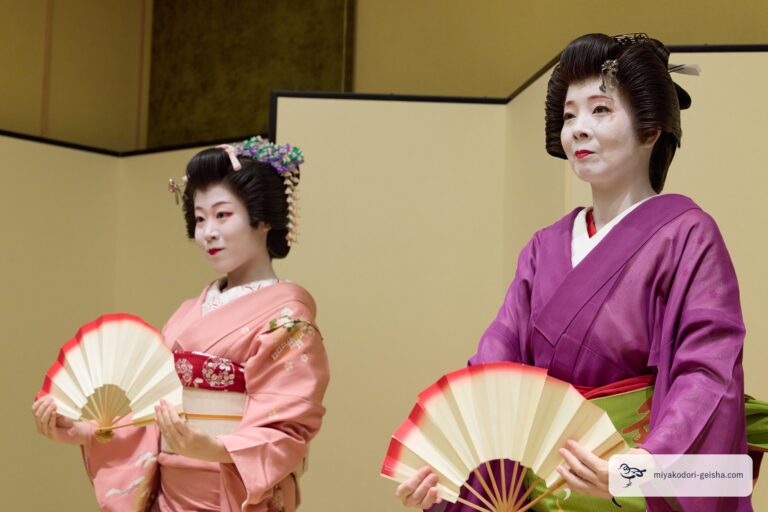 扇を構えて並ぶ二人の芸者