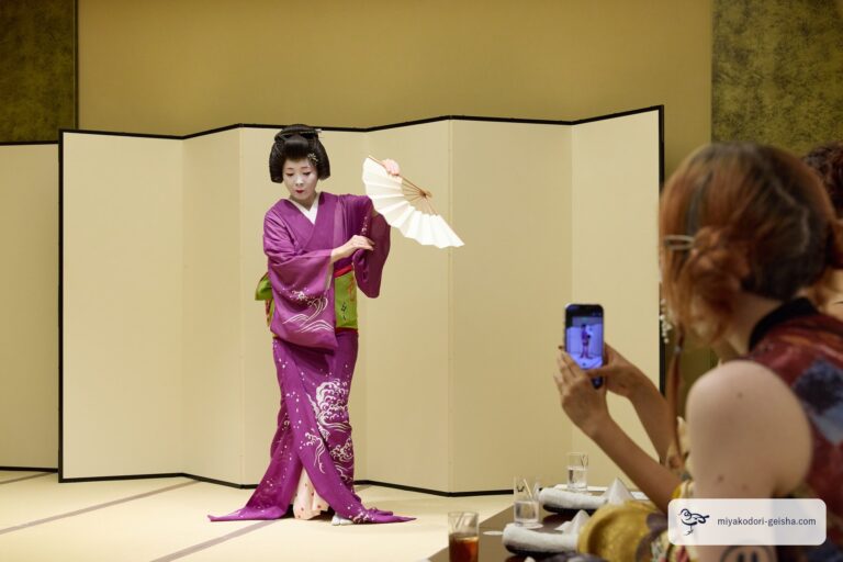 舞う芸者を、お客様がスマートフォンで撮る