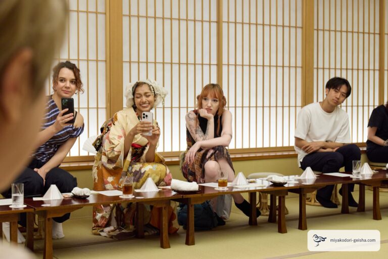 座卓に並んで芸を楽しむお客様