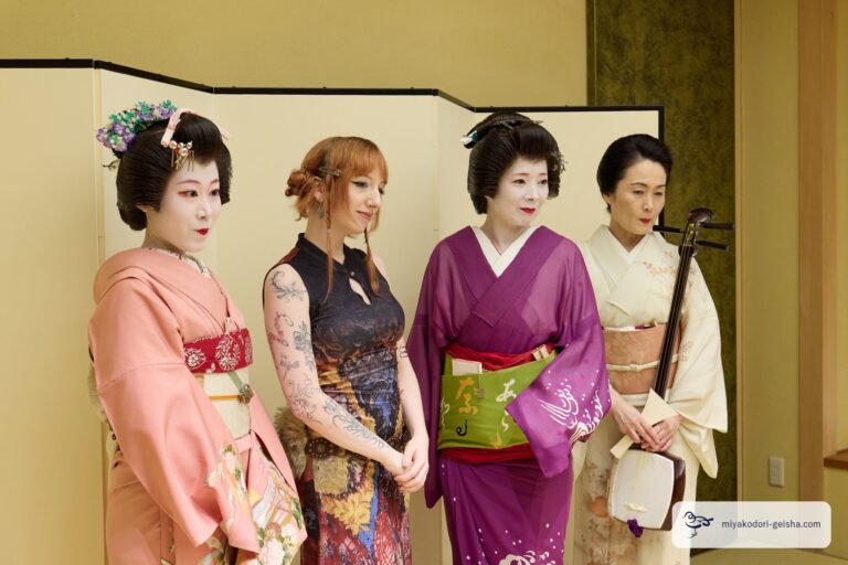 芸者衆とお客様の記念撮影