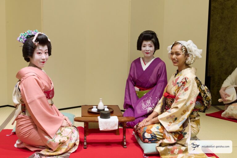 金毘羅船々の台を囲む芸者衆とお客様