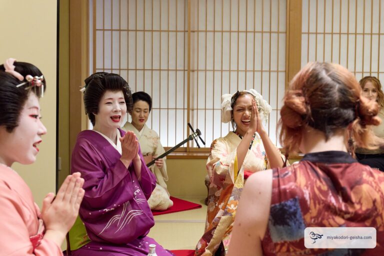 金毘羅船々（こんぴらふねふね）の勝負がついた瞬間。芸者衆とお客様が一緒に笑う