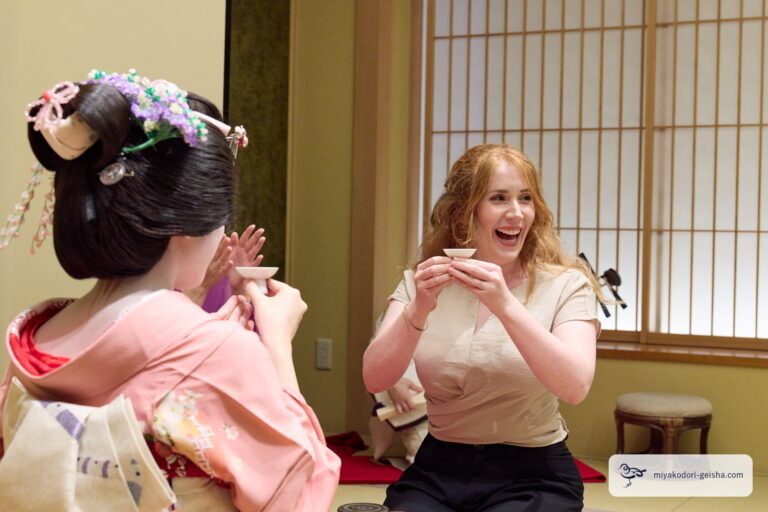 盃を手に笑うお客様と芸者