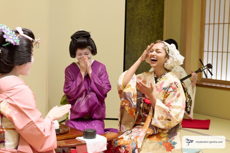 金毘羅船々に負けて笑うお客様と、顔を覆って笑う芸者