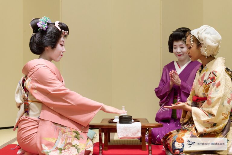 金毘羅船々で向き合う芸者とお客様