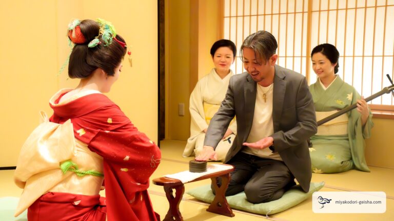 金毘羅船々で芸者と向き合って遊ぶ。奥で地方が三味線を弾く
