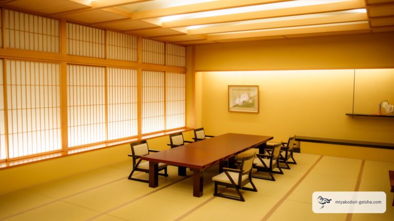 広間の座卓。座椅子があり、正座しなくても過ごせる