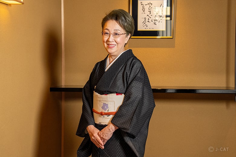 着物姿の女将・千景