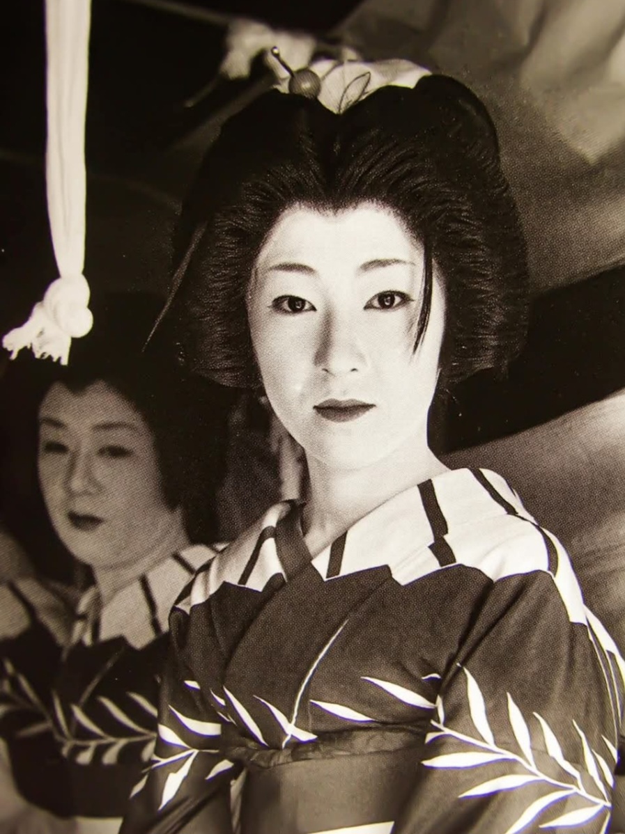 芸者として活動を始めた頃の千景女将（20歳前後）